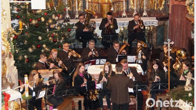 Die mächtigen Klänge der Blaskapelle Dieterskirchen unter der Leitung von Jürgen Lößl erfüllten die Kirche Sankt Ulrich beim Adventskonzert. Alle Musikgruppen der Gemeinde gaben eine Kostprobe ihres Könnens. Bild: weu