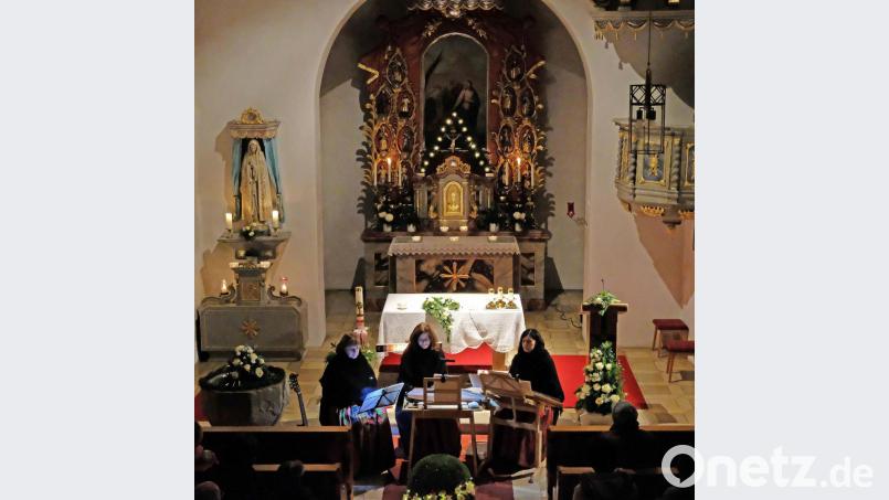Die &quot;Schönseer Moila&quot; bringen mit feierlichen Liedern, Musikstücken und Texten adventliche Stimmung in die St. Peter und Paul Kirche. Bild: twi