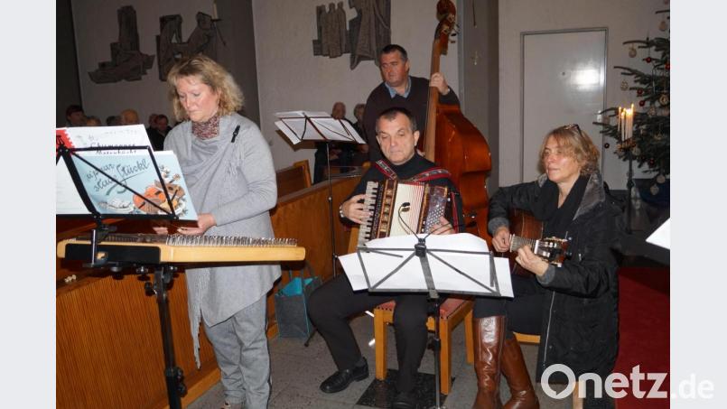 Die Stubenmusi &quot;Ab und zu&quot; mit Tanja und Markus Schulz sowie Wolfgang und Sieglinde Ziegler (von links) bereichert das Adventskonzert mit alpenländischen Volksmusikklängen. Bild: du