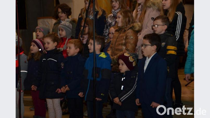 "Engel gucken schon um's Eck", kündigten die Kinder beim Adventskonzert das Christkind an. Bild: dob