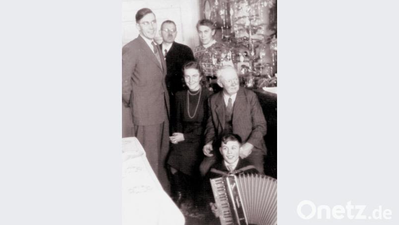Heiliger Abend 1946 nach der Ausquartierung im zweiten Stock: (stehend von links) Ludwig jun., Ludwig sen. und Meta Mehler, (sitzend) Inge Mehler, Ehefrau von Ludwig Mehler jun., und Christian H.; vorne Alfred Mehler. Archivbild: Alfred Mehler/exb