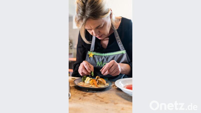 Die Gemüse-Chips in die Mascarpone-Creme stecken. Bild: gld