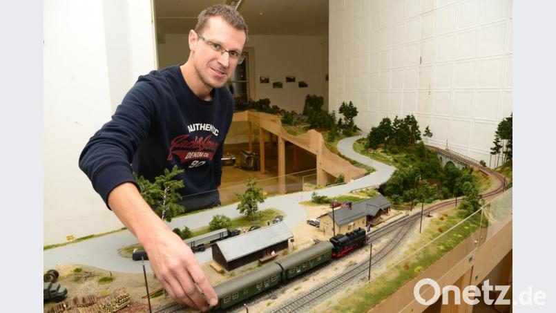 Im Maßstab 1:87 hat Thomas Sax den Bahnhof Lohma nachgebaut. Rechts hinter den Bäumen ist die Brücke über den Zottbach zu erkennen. Bild: bey