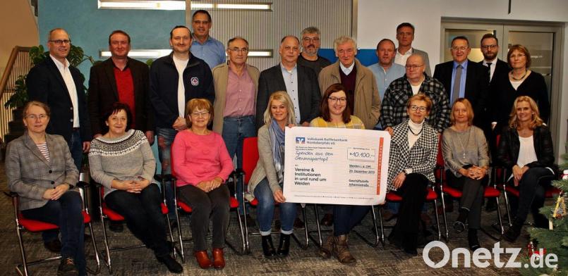 Verschiedene Vereine werden mit einer Spende durch die Volksbank Raiffeisenbank Nordoberpfalz eG, Geschäftsstelle Johannistraße, bedacht. Bild: R. Kreuzer