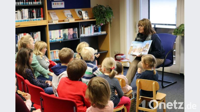 Karin Reul bringt es in der Vorlesestunde immer wieder fertig, alle Kinder zum Mitmachen anzuregen. Bild: jma