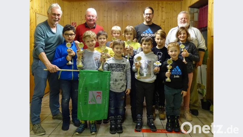 Stolz auf seine erfolgreichen Judokas ist der FC Weiden-Ost mit Präsident Franz Bäumler (links) und Spartenleiter Rudi Pieleck (rechts). Bild: Kunz