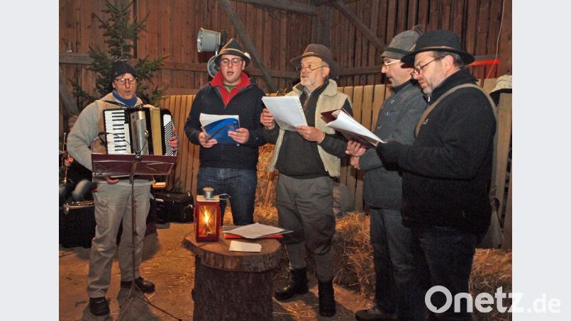 Mit weihnachtlichen Weisen erfreuten d’Hirtn die Zuhörer, gestalteten auch mit ihren Liedern das Krippenspiel. Bild: sön