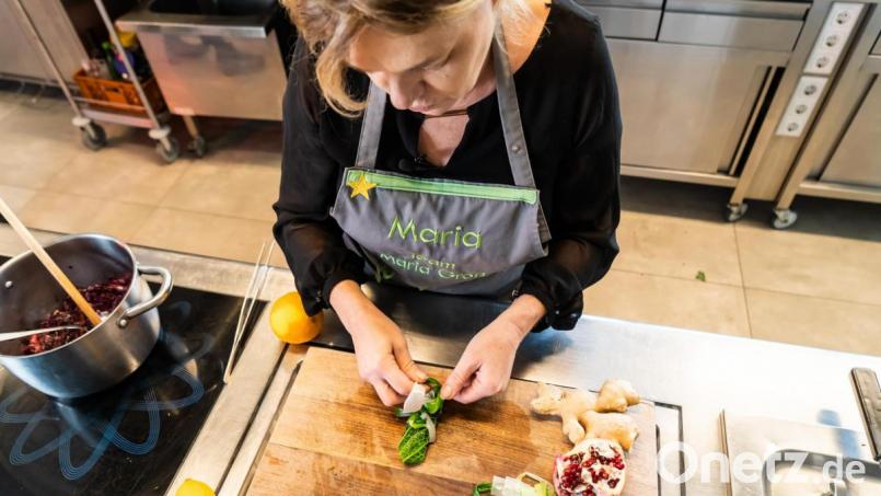 Den Lauch-Faden mit einer Schleife fixieren. Überstehende Faden-Enden mit einem Messer abschneiden. Bild: gld