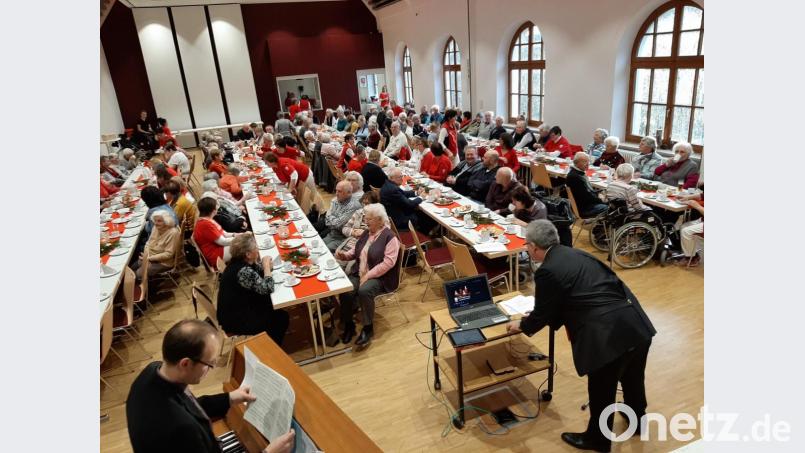 Zahlreich waren die Patienten und ihre Angehörigen in das Katholische Jugendwerk gekommen, fürsorglich betreut von den „roten Engeln“ - dem Personal der Sozialstation, wie es Pfarrer Hannes Lorenz bezeichnete. Die Feier wurde von Jonathan Brell am Klavier (links vorne) umrahmt. Bild: bph