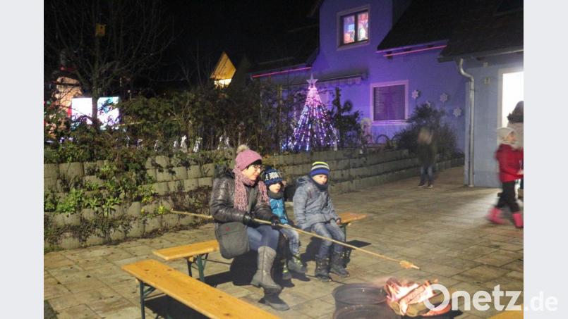 Für die Kinder gab es Stockbrot. Aber auch Bratwürste und Steaks wurden für die hungrigen Gäste des Kindergartens bereitgehalten. Bild: rpp
