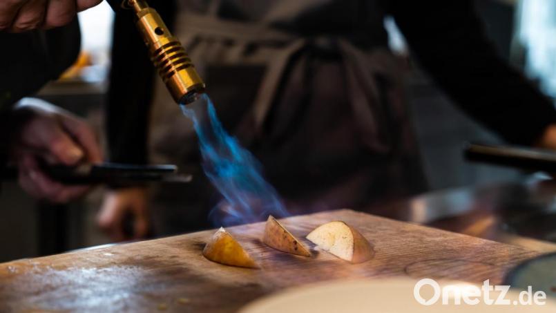 Die Apfel-Spalten mit einem Flambierbrenner flämmen. Bild: gld