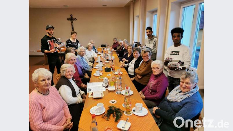 Die Neubürger verteilten mit Gertraud Nickl an die Seniorinnen süßte Schoko-Likörkugeln aus fairen Handel und Jahreskalender vom Verein „Wurzel der Liebe“. Bild: gz