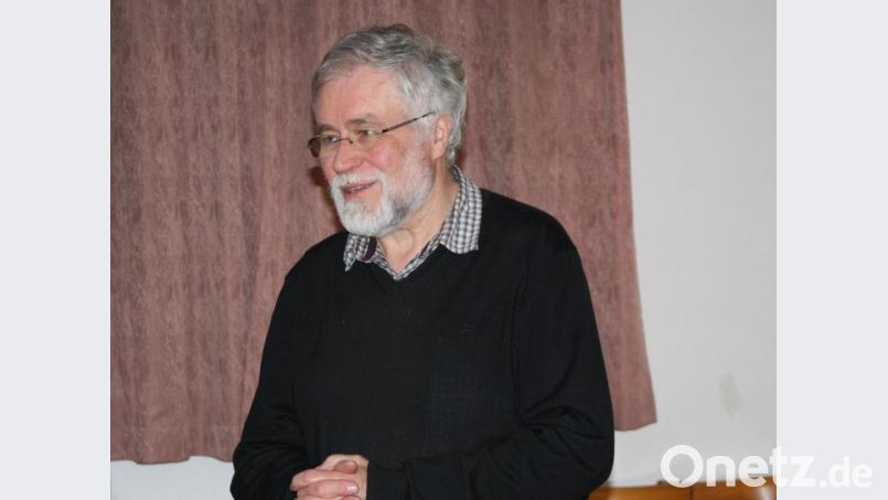 &quot;Gott ist Gentleman&quot;: Die Freiheit des Glaubens unterstreicht Pfarrer Edmund Prechtl in der Adventsfeier der kirchlichen Vereine der Pfarrei Burkhardsreuth. Bild: bjp