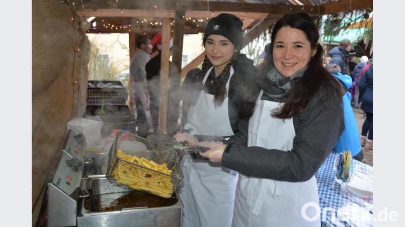 Gefragt bei den Besuchern waren unter anderem Pommes. Bild: jr