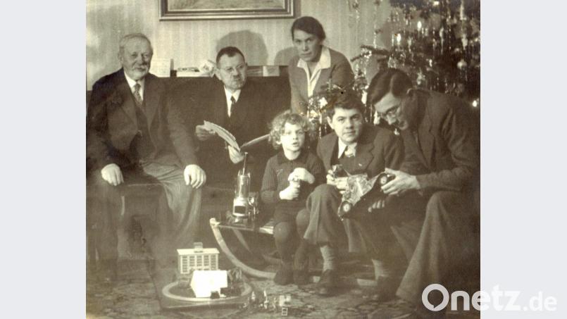 Heiliger Abend 1937 im Wohnzimmer der Familie Ludwig Mehler: (von links) „Mehler Christl“, die Eltern Ludwig und Meta mit den Söhnen Alfred, Georg und Ludwig. Archivbild: Alfred Mehler/exb