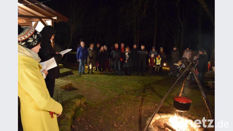 Stimmungsvoll ist die Waldweihnacht am Rotzenbühl. Bild: szl