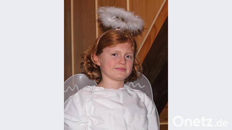 Als „Flossenbürger Christkind“ verzaubert Katharina Sczech die Besucher beim "Advent am Rathaus". Bild: nm