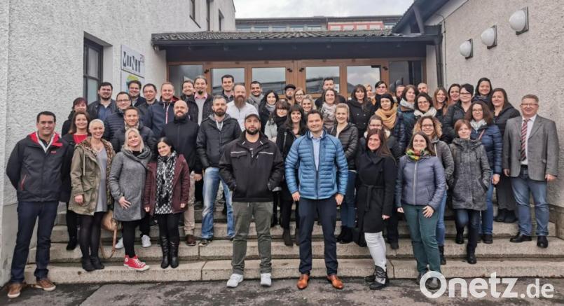 Gerne ließen sich die ehemaligen Realschüler von Schulleiter German Helgert durch die Schule führen. Bild: rpp