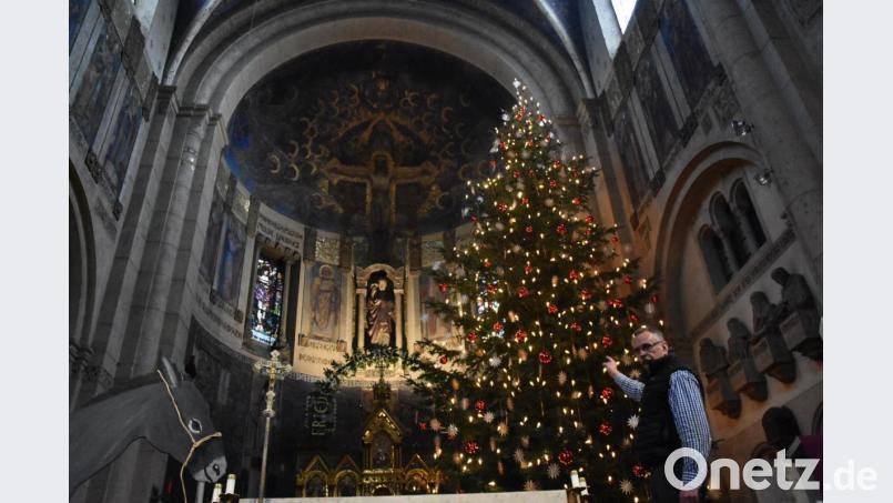 Stolz deutet Mesner Josef Bäumler auf den Christbaum. &quot;Zwei Tage lang haben zwölf Leute daran gearbeitet, damit alles passt.&quot; Bild: fuw