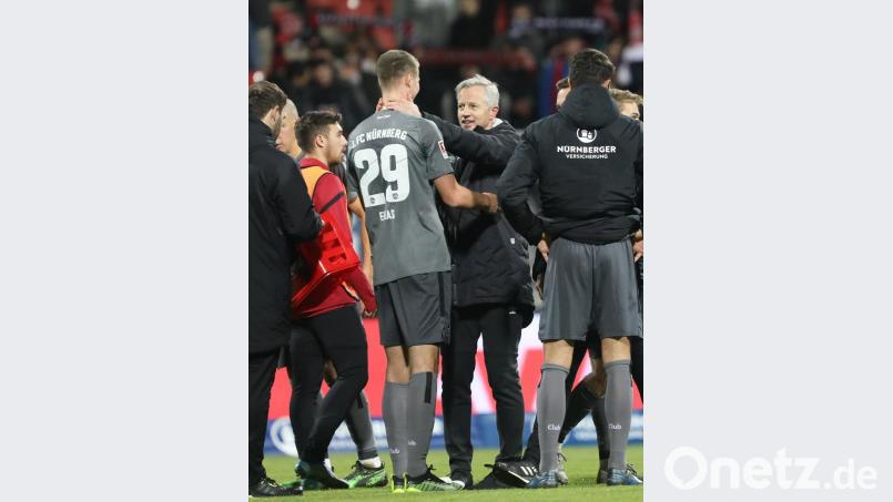 Club-Trainer Jens Keller (Mitte) bedankt sich bei Patrick Erras (Nummer 29). Am Freitag gegen Dresden wurde der Raigeringer elf Minuten vor Schluss eingewechselt. Ein Zeichen, dass der Trainer trotzdem auf Erras setzt? Bild: bmr