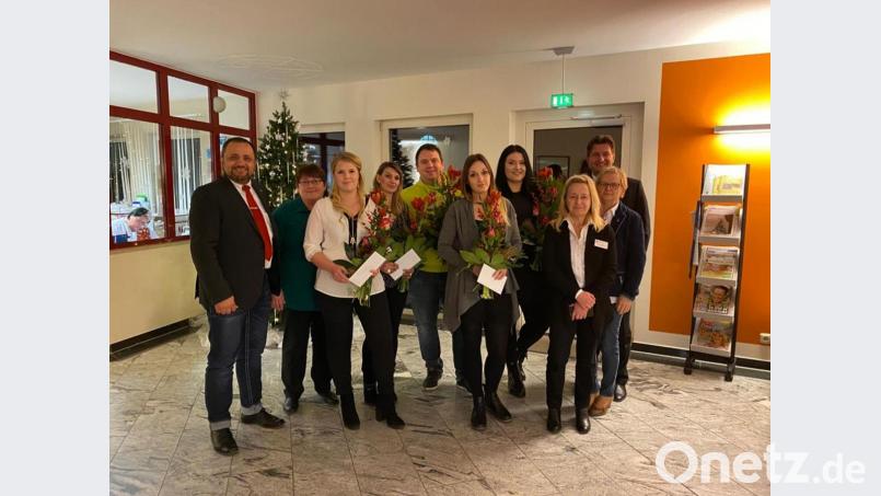 Kreisgeschäftsführer Sandro Galitzdörfer (rechts), stellvertretender Kreisgeschäftsführerin Edeltraud Sperber (Zweite von rechts), Einrichtungsleiterin Michaela Heldwein-Keim (Dritte von rechts), Pflegedienstleiterin Christine Diepold (Zweite von links) und Personalrats-Mitglied Peter Sirtl (links) gratulieren den Absolventen. Bild: exb/Markus Zimmermann