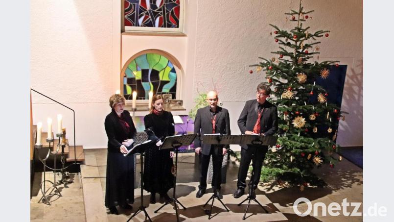 Uschi Steppert (Sopran/von links), Renate Bergmann (Mezzosopran), Torsten Sandvoß (Tenor) und Wayne Lempke (Bass) konzertieren in der Kreuzkirche. Bild: jma