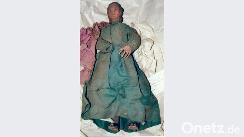 Im blaugrünen Gewand mit einem violetten Umhang kommt eine Magd aus der Barockkrippe Luhe zum Voirschein. Bild: ui