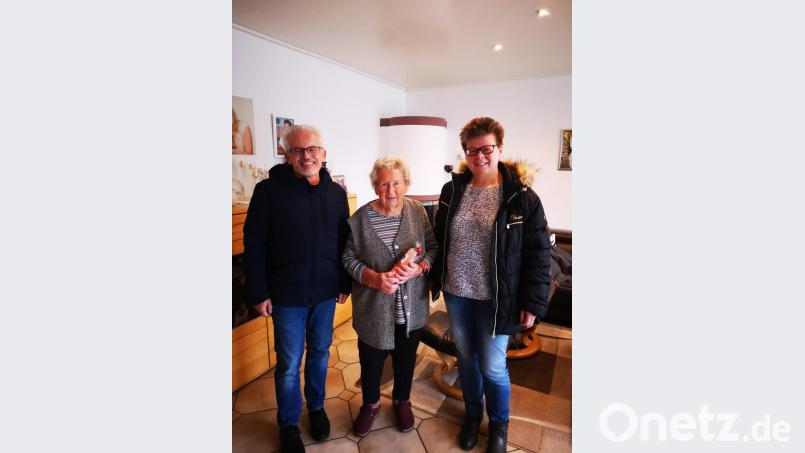Die 93-jährige Anna Schloder (Mitte) freut sich über den Weihnachtsbesuch von Alfred Wulfänger mit Birgit Krug. Bild: fz