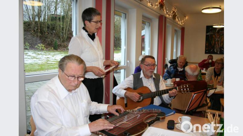 Helmut Hollmer (Zither/von links), Sieglinde Hollmer (Hackbrett, Flöte, Gesang) und Hermann Schreml (Gitarre, Gesang) bringen als „Eschenbacher Stubnmusi“ Weihnachtslieder, die „Herbergssuche“ und auch den „Englischen Gruß&quot; zu Gehör. Bild: gpa