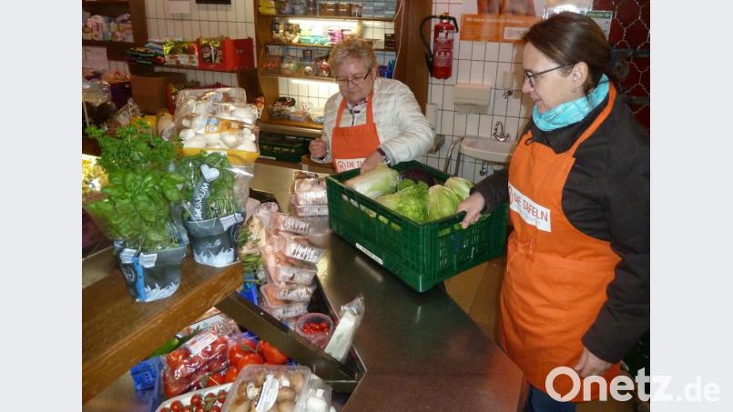Romy Gärtner (rechts) hilft beim Einräumen. Bild: Portner