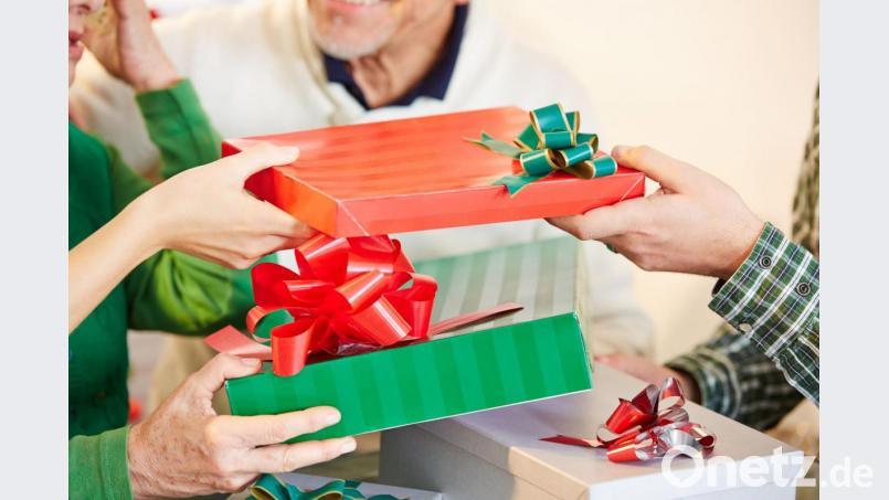 Besinnliche Tage, die Lieben werden beschenkt. Nach den Festtagen beginnt der zweite Ansturm auf die Geschäfte – zum Umtausch. Bild: Robert Kneschke – stock.adobe.com