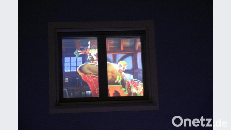Im obersten Fenster des Hauses läuft ein Weihnachtsfilm. Es wirkt, als ob der Weihnachtsmann mit seinen Wichteln in der Werkstatt arbeitet und den Schlitten belädt. Bild: rpp