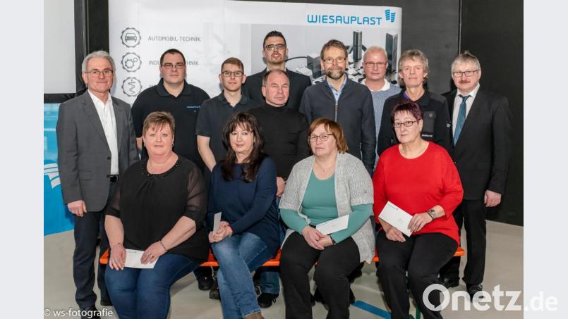 Dank an treue Mitarbeiter: Im Bild sitzend von links Silvia Lang, Petra Gmeiner, Erika Schendcielorz, Margot Zintl; stehend von links Geschäftsführer Hans R. Ammer, Andreas Waidhas, Andreas Dirnberger, Georg Mitianic, Uto Bauer, Wilhelm Schampera, Betriebsratsvorsitzender Alois Staufer; hinten von links Matthias Schieder, Max Stretz. Bild: wms