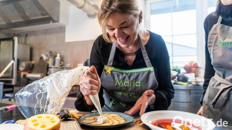 Mit dem Spritzbeutel die Mascarpone-Creme auf den Apfel-Scheibchen drapieren. Bild: gld