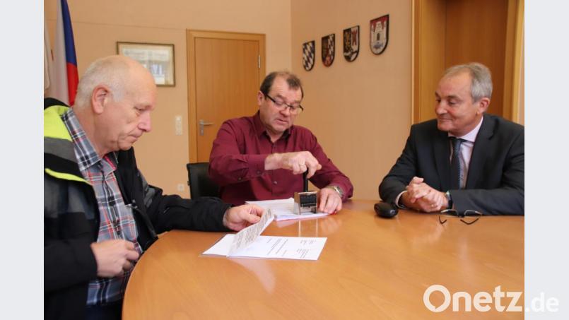 Mit einem Eingangsstempel versah Geschäftsstellenleiter Hans Sorgenfrei im Rathaus die Listen mit Unterschriften, die Franz Weber (links) und andere am Tag vor Weihnachten ins Rathaus gebracht haben. Reinhard Schlosser (rechts), in der Verwaltung für Bürgerbegehren zuständig, wird die Listen prüfen. Bild: Dobler