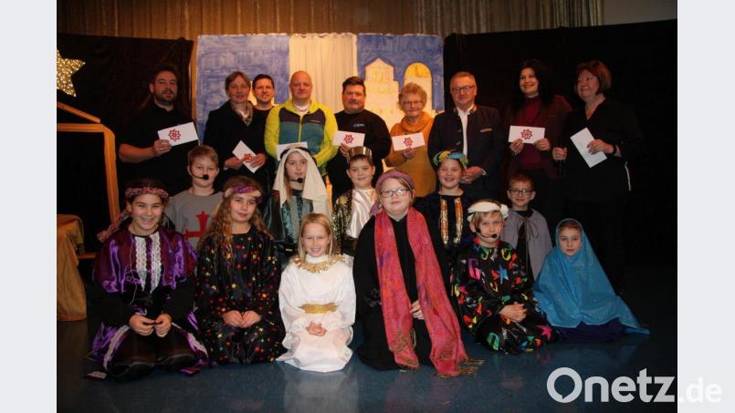 Für ein paar Minuten wurde der Beginn des Schulspiels verschoben. Rektorin Inge Dick (Zweite von rechts) begrüßte – nachdem sie die Theaterleute vorgestellt hatte - eine Delegation der CSU um Michael Dutz (links), die für die Grundschule und Christa Holm (Vierte von rechts) mit Spenden gefüllte Sternenumschläge mitgebracht hatte. Bild: wro
