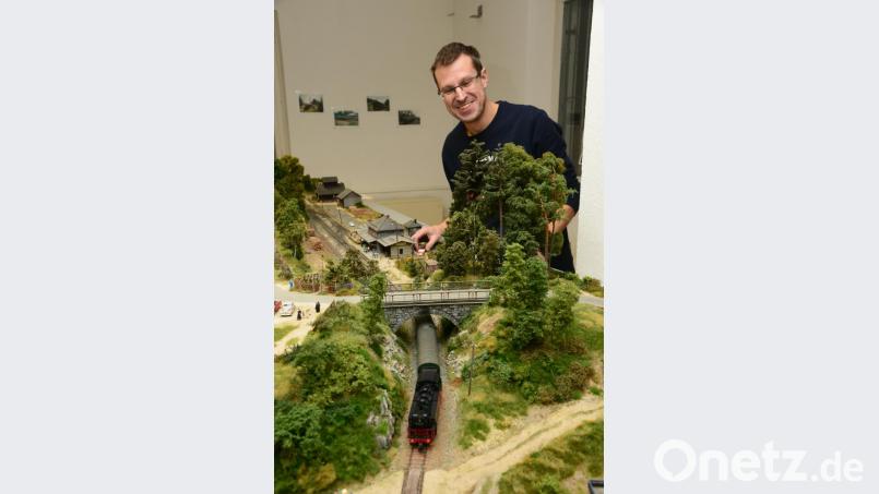 Thomas Sax weckt mit der Brücke zum Pleysteiner Friedhof über das Gleis des &quot;Bockls&quot; wieder Erinnerungen. Bild: bey