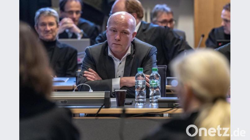 Joachim Wolbergs ( ehemals SPD), suspendierter Regensburger Oberbürgermeister, sitzt im Verhandlungssaal im Landgericht. Bild: Armin Weigel/dpa