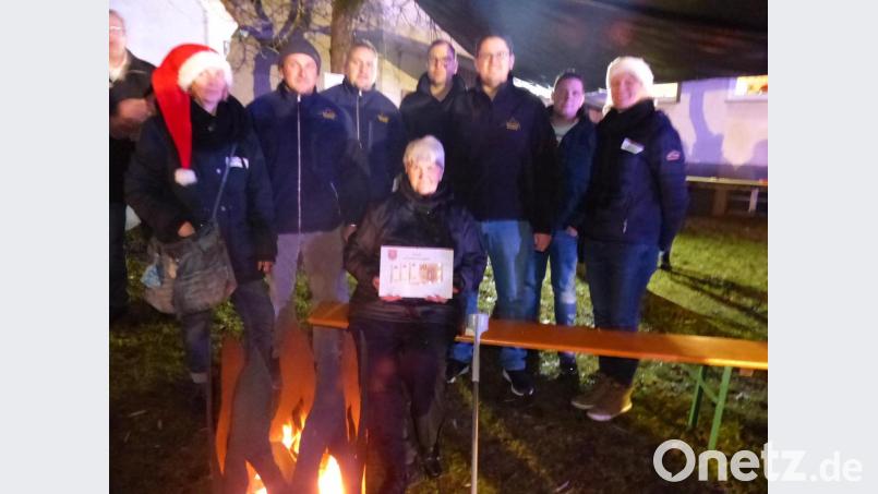 Die Wernberger Feuerwehrkameraden lassen sich auch nicht lumpen und bringen eine Spende mit. Bild: hme