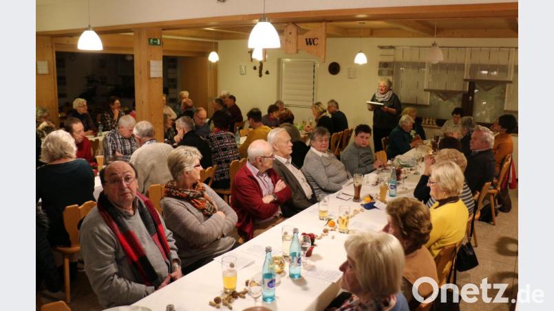 Christiana Zaglmann liest ein Gedicht von frommen Wünschen, die man nicht mit Geld kaufen kann vor. Bild: rpp