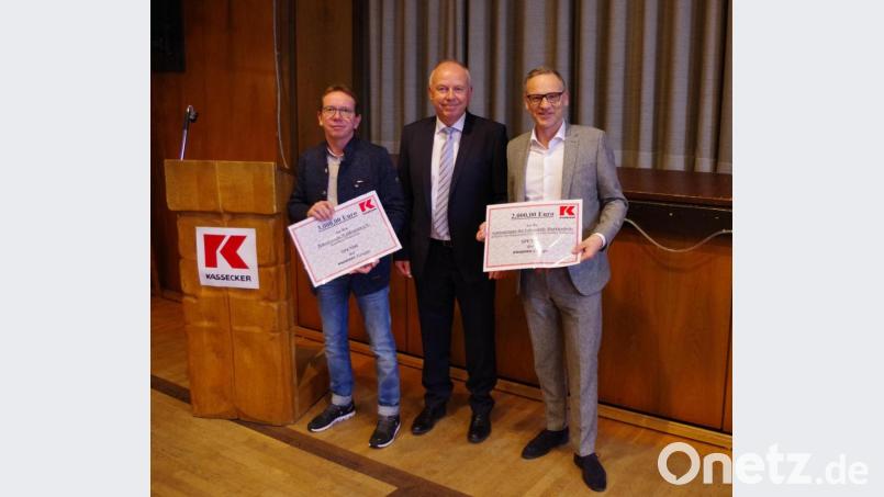 Geschäftsführer Bernd Fürbringer (Mitte) überreichte Wolfgang Horn (links) vom Kunstverein und KUBZ-Stiftungsvorstand Bernd Sommer Spendenschecks. Bild: exb