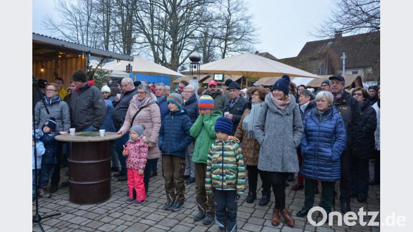 Viele Weihnachtsmarktbesucher lauschten der Musik der Alphornbläser. Bild: jr