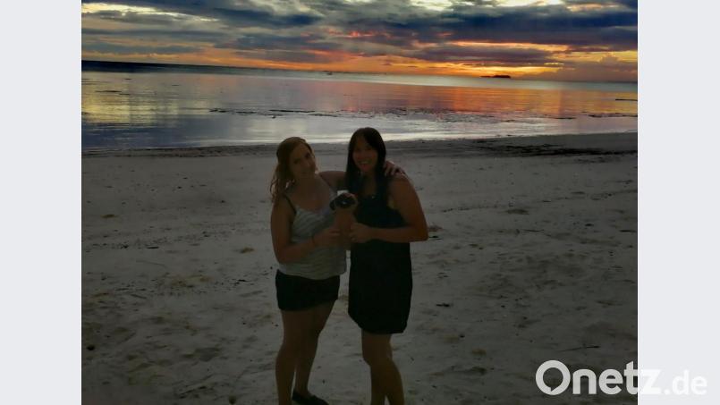Bianca Rappl und Nina Zeißner haben sich für Weihnachten auf der Insel Cebu ein Bad im Meer vorgenommen Bild: exb