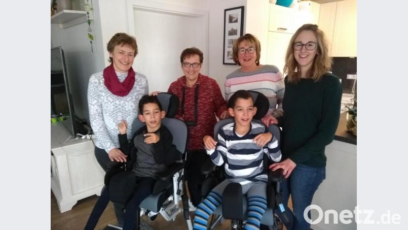 Die beiden Zwillinge Malik und Damien freuten sich sehr über den erneuten Besuch der Frauenbund-Damen aus Rosenberg. Die beiden Buben sind schwerstbehindert und hoffen schon lange auf den Erfolg einer Delphin-Therapie. Mit einer Spende kommt die Familie diesem Traum ein Stück näher. Außerdem lud der Frauenbund die Familie zu einem weiteren Besuch im Sommer auf dem Bauernhof von Georg Donhauser in Pfaffenhof ein, um mit dem Traktor mitzufahren und die Tiere zu besuchen. Bild: Evi Rauch