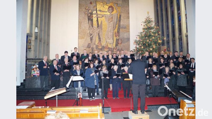 Unter dem prächtigen Christbaum im Altarraum eröffnen Kirchenchor und Männergesangverein &quot;Frohsinn&quot; unter der Leitung von Wolfgang Ziegler das niveauvolle Programm des Adventskonzerts mit dem Chorsatz &quot;Sancta Maria&quot;. Bild: du