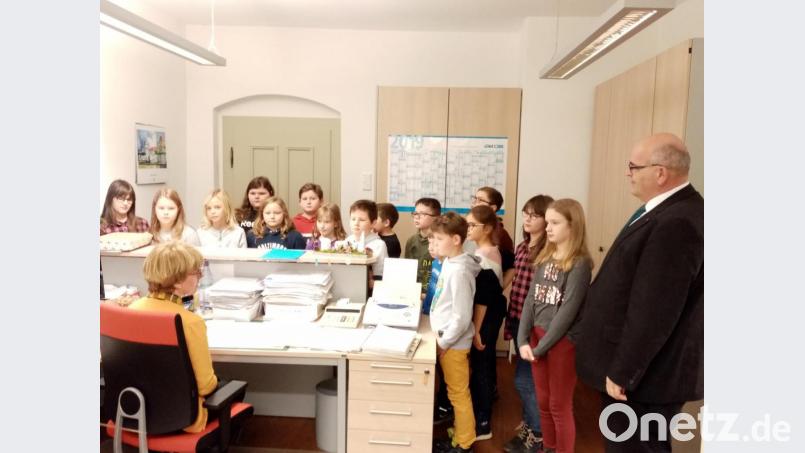 Die Mädchen und Buben der vierten Klasse der Grundschule Bad Neualbenreuth besuchten jetzt Bürgermeister Klaus Meyer im Rathaus. Bild: exb
