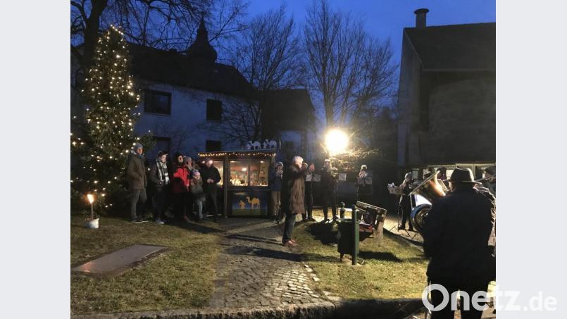 Vor der Waldweihnacht spielten die Posaunenchöre Mantel-Thansüß unter Leitung von Heinrich Müller auf dem Marktplatz bei der Krippe Weihnachtslieder. Aber auch "Leise rieselt der Schnee" konnte keinen Winter herbeizauern. Bild: sei