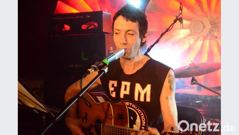 Er ist Vorprogramm und Hauptact in einem: Christian Neiting, alias Porno, in der Sünde. Bild: Kunz