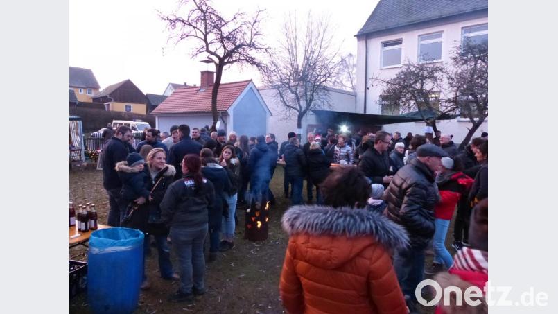 Viele Menschen kommen zur Spendenaktion in den Pfarrgarten nach Oberwildenau. Bild: hme