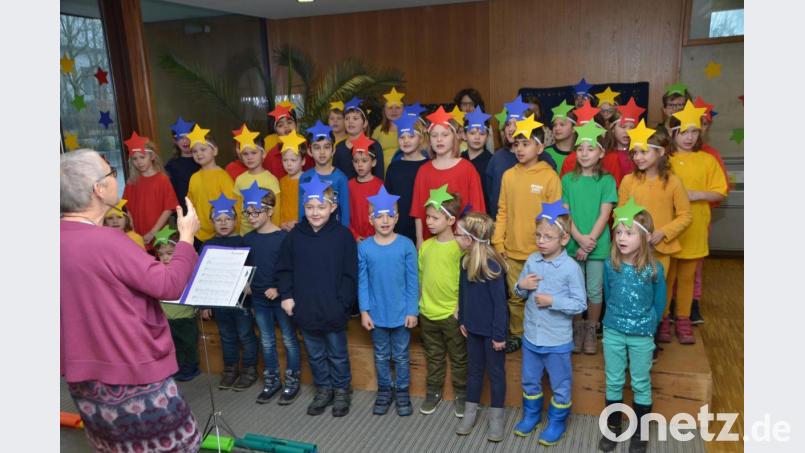 Singend und klingend ging es im SFZ der Weihnachtszeit entgegen. Rote, blaue, gelbe, grüne Sterne trafen zum großen Himmelskonzert ein und alle machten sich gemeinsam auf den Weg. Bild: dob